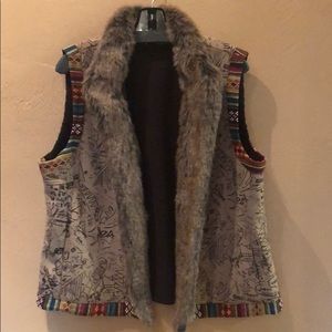 Vest with fur collar